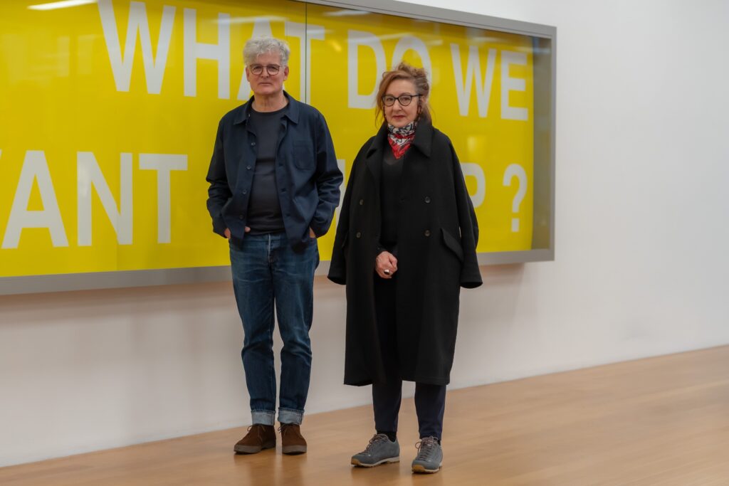 RELAX (Daniel Hauser und Marie-Antoinette Chiarenza) vor ihrer Arbeit What do we want to keep? Foto: Sandra Maier, 2026