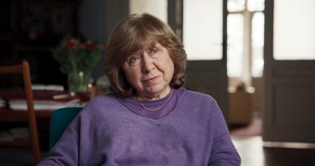 Swetlana Alexijewitsch, März 2026 in Berlin, im Gespräch mit Kuratorin Philine Bickhardt über das Erinnern an Tschornobyl. Das Interview entstand exklusiv für die Ausstellung. Bild: Nikita Fedosik