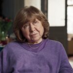 Swetlana Alexijewitsch, März 2026 in Berlin, im Gespräch mit Kuratorin Philine Bickhardt über das Erinnern an Tschornobyl. Das Interview entstand exklusiv für die Ausstellung. Bild: Nikita Fedosik