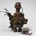 Statuette anthropomorphe, probablement Yaka, auteur.e inconnu.e, don en 1905 de M. Brun décrit comme « prospecteur au Congo », modalité d’acquisition précédente inconnue, République démocratique du Congo. Collection MCAH, Photo : Mathieu Bernard-Reymond