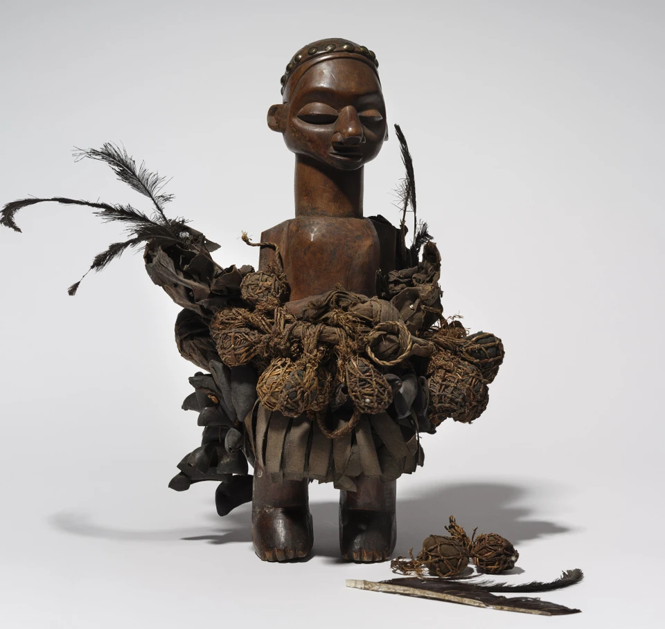 Statuette anthropomorphe, probablement Yaka, auteur.e inconnu.e, don en 1905 de M. Brun décrit comme « prospecteur au Congo », modalité d’acquisition précédente inconnue, République démocratique du Congo. Collection MCAH, Photo : Mathieu Bernard-Reymond