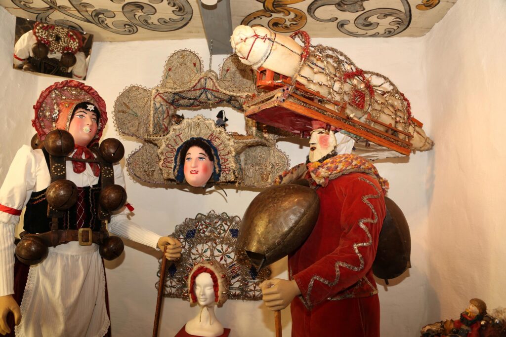 Blick in die Dauerausstellung Appenzeller Brauchtumsmuseum Urnäsch, - Foto: © https://www.museum-urnaesch.ch/home