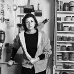 Helen Frankenthaler in ihrem Studio 1978 fotografiert von © Lynn Gilbert - Lizenz: https://creativecommons.org/licenses/by-sa/4.0/deed.en - Datei: https://commons.wikimedia.org/wiki/File:%C2%A9lynngilbert_Helen_Frankenthaler_1978.jpg