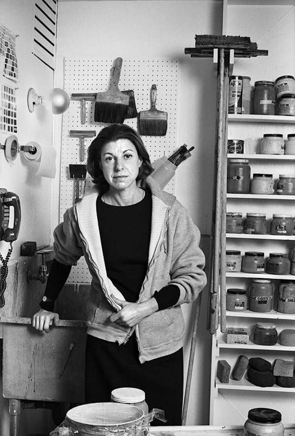 Helen Frankenthaler in ihrem Studio 1978 fotografiert von © Lynn Gilbert - Lizenz: https://creativecommons.org/licenses/by-sa/4.0/deed.en - Datei: https://commons.wikimedia.org/wiki/File:%C2%A9lynngilbert_Helen_Frankenthaler_1978.jpg