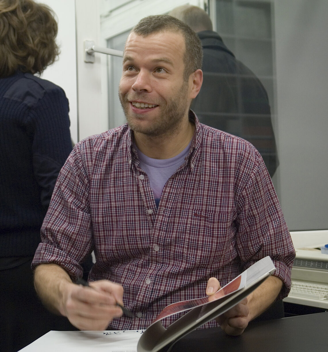 Wolfgang Tillmans, 2012 - Foto: https://commons.wikimedia.org/wiki/User:Hpschaefer?uselang=de - Lizenz: https://creativecommons.org/licenses/by-sa/3.0/deed.de - Datei: https://commons.wikimedia.org/wiki/File:02_wolfgang-tillmans_koeln_gal_buchholz_120107.jpg?uselang=de