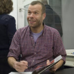 Wolfgang Tillmans, 2012 - Foto: https://commons.wikimedia.org/wiki/User:Hpschaefer?uselang=de - Lizenz: https://creativecommons.org/licenses/by-sa/3.0/deed.de - Datei: https://commons.wikimedia.org/wiki/File:02_wolfgang-tillmans_koeln_gal_buchholz_120107.jpg?uselang=de