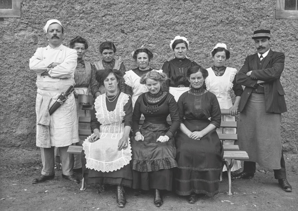 Angestellte des Hotels Löwen Post in Mulegns, um 1910 Schweizerische Nationalbibliothek, Eidgenössisches Archiv für Denkmalpflege: Archiv Rudolf Zinggeler
