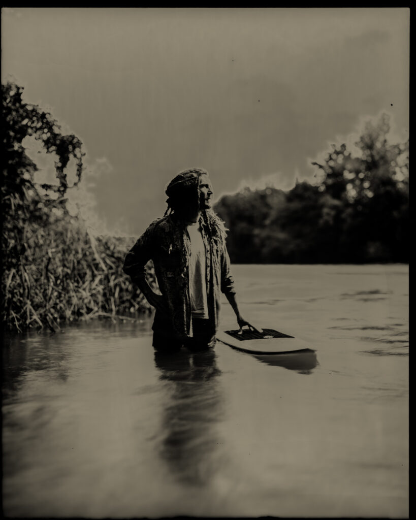 "Surfen auf der Aare ist Kindheit, Heimat, Feierabend. Es ist Familie. Es sind Lieblingsorte.» (Silvan Auer) - Foto: © Stefan Wermuth, https://www.stefanwermuth.com/
