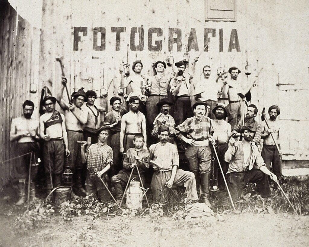 Fotograf unbekannt Posierende Arbeiter (Arbeiter des Gotthardtunnels) um 1872–80 Albuminabzug, 142 x 175 mm Museo Vincenzo Vela, Ligornetto - Ve6524 © Museo Vincenzo Vela, foto Sergio Andreoli