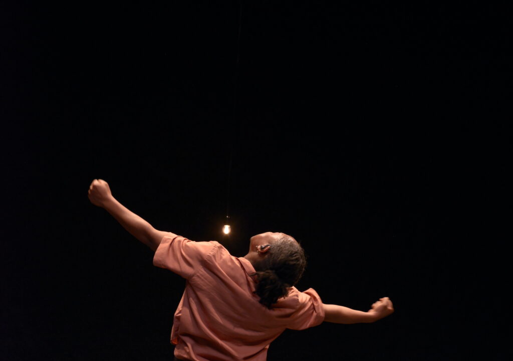 Amandine Ngindu (Mamu Tshi) Photo: © Sarah Imsand, https://www.vidy.ch/en/event/mamu-tshi-portrait-pour-amandine/