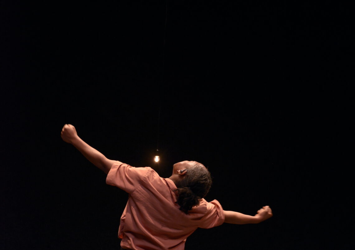 Amandine Ngindu (Mamu Tshi) Photo: © Sarah Imsand, https://www.vidy.ch/en/event/mamu-tshi-portrait-pour-amandine/