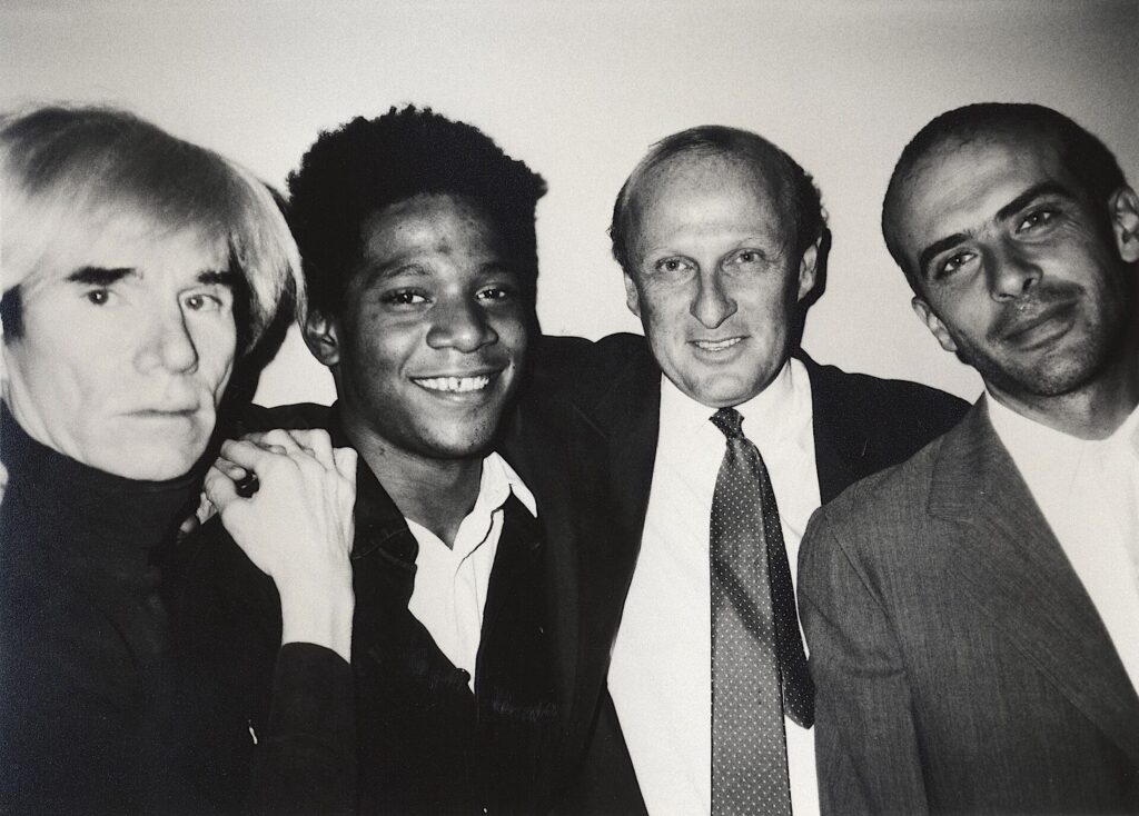 Andy Warhol, Jean-Michel Basquiat, Bruno Bischofberger und Fransesco Clemente, New York, 1984 - Foto: © Galerie Bruno Bischofberger - Lizenz: https://creativecommons.org/licenses/by-sa/4.0/deed.en - Datei: https://commons.wikimedia.org/wiki/File:Andy_Warhol,_Jean-Michel_Basquiat,_Bruno_Bischofberger_and_Fransesco_Clemente,_New_York,_1984.tif?page=1