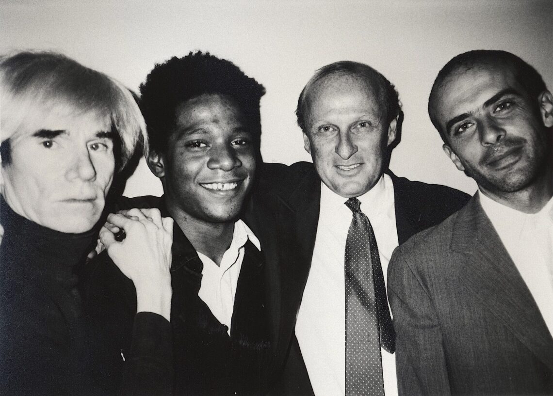 Andy Warhol, Jean-Michel Basquiat, Bruno Bischofberger und Fransesco Clemente, New York, 1984 - Foto: © Galerie Bruno Bischofberger - Lizenz: https://creativecommons.org/licenses/by-sa/4.0/deed.en - Datei: https://commons.wikimedia.org/wiki/File:Andy_Warhol,_Jean-Michel_Basquiat,_Bruno_Bischofberger_and_Fransesco_Clemente,_New_York,_1984.tif?page=1