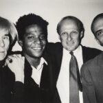 Andy Warhol, Jean-Michel Basquiat, Bruno Bischofberger und Fransesco Clemente, New York, 1984 - Foto: © Galerie Bruno Bischofberger - Lizenz: https://creativecommons.org/licenses/by-sa/4.0/deed.en - Datei: https://commons.wikimedia.org/wiki/File:Andy_Warhol,_Jean-Michel_Basquiat,_Bruno_Bischofberger_and_Fransesco_Clemente,_New_York,_1984.tif?page=1