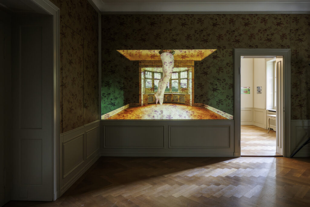 Ausstellungsansicht BiglerWeibel, 2026, Museum Langmatt, Baden, Biglerweibel (Jasmin Bigler, *1993; Nicole Weibel, *1990), Bildnis einer Zergliederung vor geblümtem Grund, 2024–2026, 3-Kanal Videoprojektion, 3.47’, Loop (jpeg)