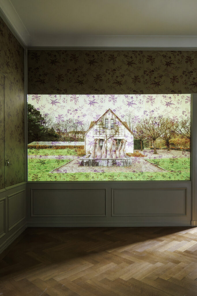 Ausstellungsansicht BiglerWeibel, 2026, Museum Langmatt, Baden, Biglerweibel (Jasmin Bigler, *1993; Nicole Weibel, *1990), Bildnis einer Zergliederung vor geblümtem Grund, 2024–2026, 3-Kanal Videoprojektion, 3.47’, Loop (jpeg)