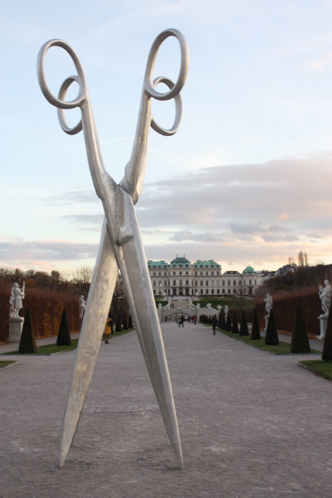 Skulptur von Valie Export, Belvedere - Foto: Daria, 2010, https://web.archive.org/web/20161018013230/http://www.panoramio.com/user/2994848?with_photo_id=46594655 - Lizenz: https://creativecommons.org/licenses/by/3.0/deed.en - Datei: https://commons.wikimedia.org/wiki/File:Belvedere_-_Valie_Export_-_panoramio.jpg