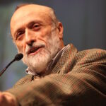 Carlo Petrini, 2010 - Foto: Bruno Cordioli, https://commons.wikimedia.org/wiki/User:Br1.com, https://www.flickr.com/photos/br1dotcom/4320019235/in/photostream/ - Lizenz: https://creativecommons.org/licenses/by-sa/3.0/deed.en - Datei: https://commons.wikimedia.org/wiki/File:Carlo_Petrini.jpg