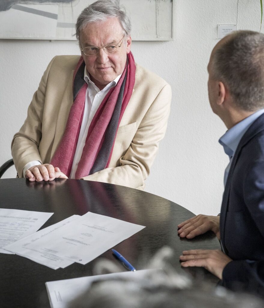 Vertragsunterzeichnung vom 26. März 2026 in Bern: Christian Scholz (links) und Damian Elsig, Direktor der Schweizerischen Nationalbibliothek - © Foto: Flurin Bertschinger, NB, 2026
