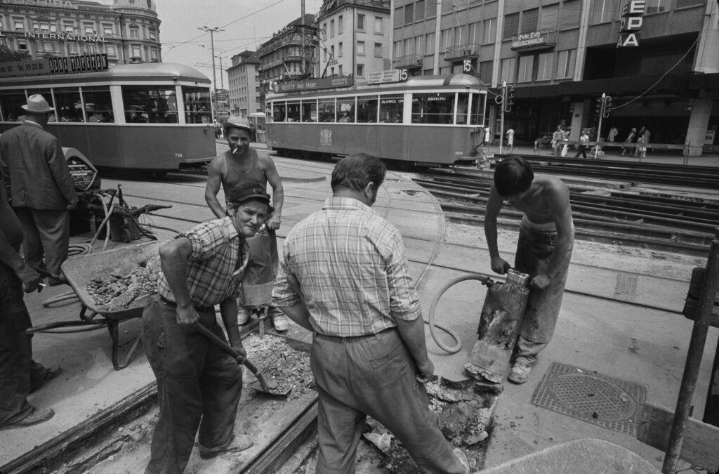 Bauarbeiter beim Bellevue, um 1962. Fotografie: Hans Krebs © Schweizerisches Sozialarchiv, Zürich