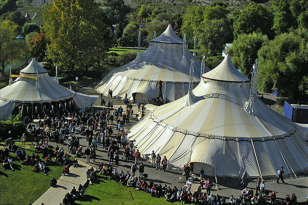 Bild: DAS ZELT an der Expo.02 - Foto: Das Zelt - Lizenz: https://creativecommons.org/licenses/by-sa/3.0/deed.en - Datei: https://commons.wikimedia.org/wiki/File:DAS_ZELT_-_Expo.02.jpg