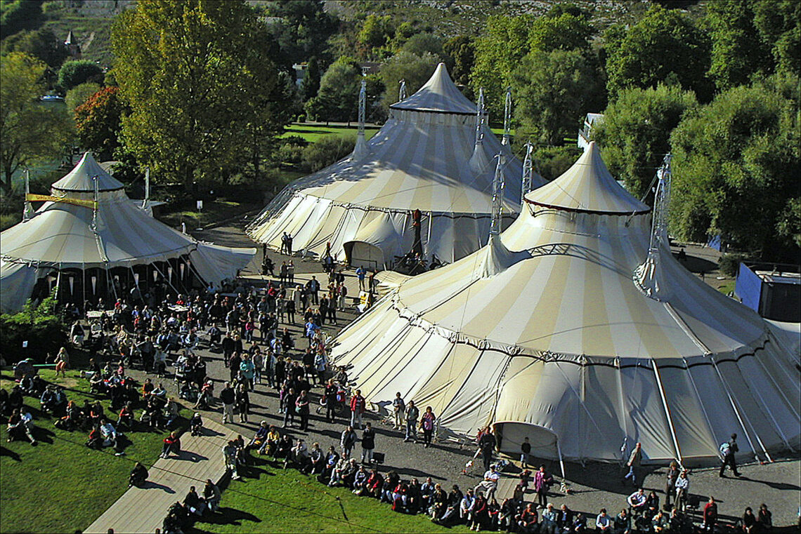 Bild: DAS ZELT an der Expo.02 - Foto: Das Zelt - Lizenz: https://creativecommons.org/licenses/by-sa/3.0/deed.en - Datei: https://commons.wikimedia.org/wiki/File:DAS_ZELT_-_Expo.02.jpg