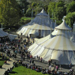 Bild: DAS ZELT an der Expo.02 - Foto: Das Zelt - Lizenz: https://creativecommons.org/licenses/by-sa/3.0/deed.en - Datei: https://commons.wikimedia.org/wiki/File:DAS_ZELT_-_Expo.02.jpg