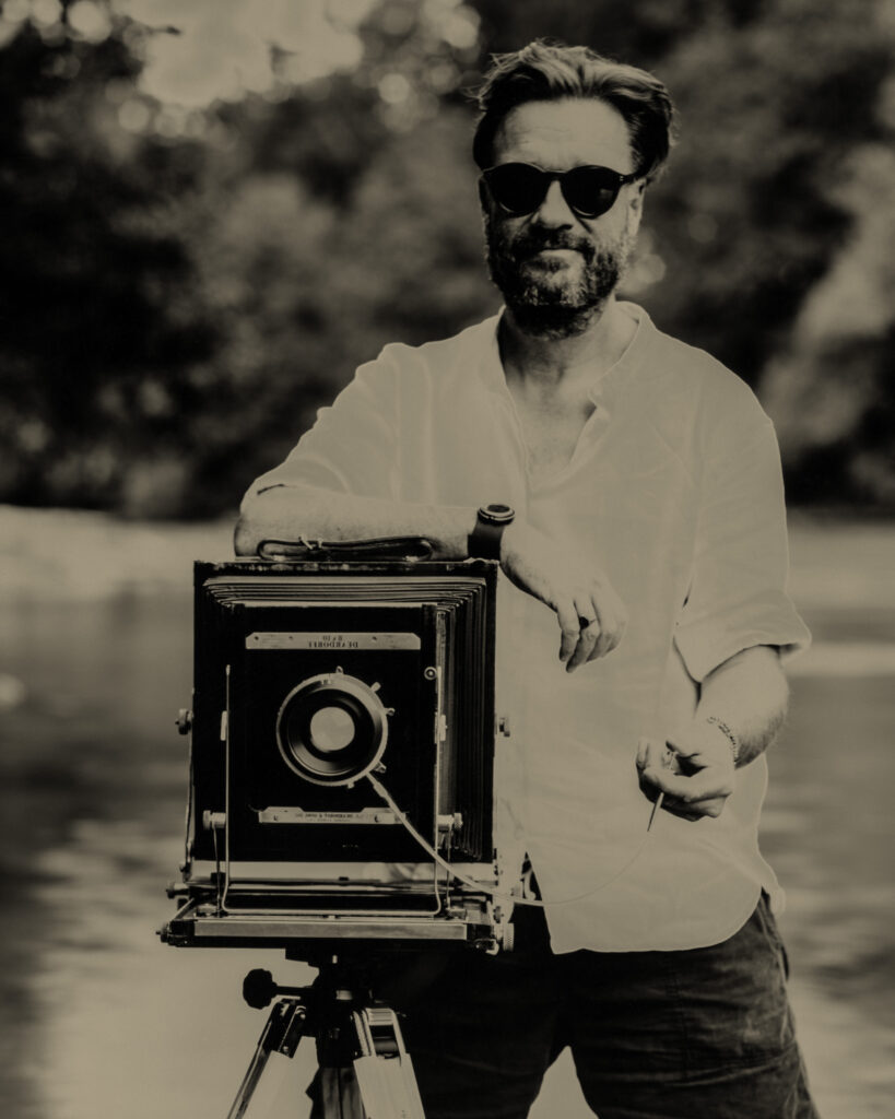 Fotograf Stefan Wermuth hat mit seiner analogen Grossformatkamera aus Mahagony und Messing, der Deardorff 8×10, Flusswellenreiter und Bungee-Surferinnen auf Trockenplatten (Dry Plate Tintypes)gebannt. Die Deardorff 8×10 ist ein robuster und legendärer, ja klassischer Fotoapparat. In den USA als V8 bezeichnet, hat diese Kamera die Portrait- und Landschaftsfotografie, die Weltgeschichte der Fotografie entscheidend mitgeprägt.