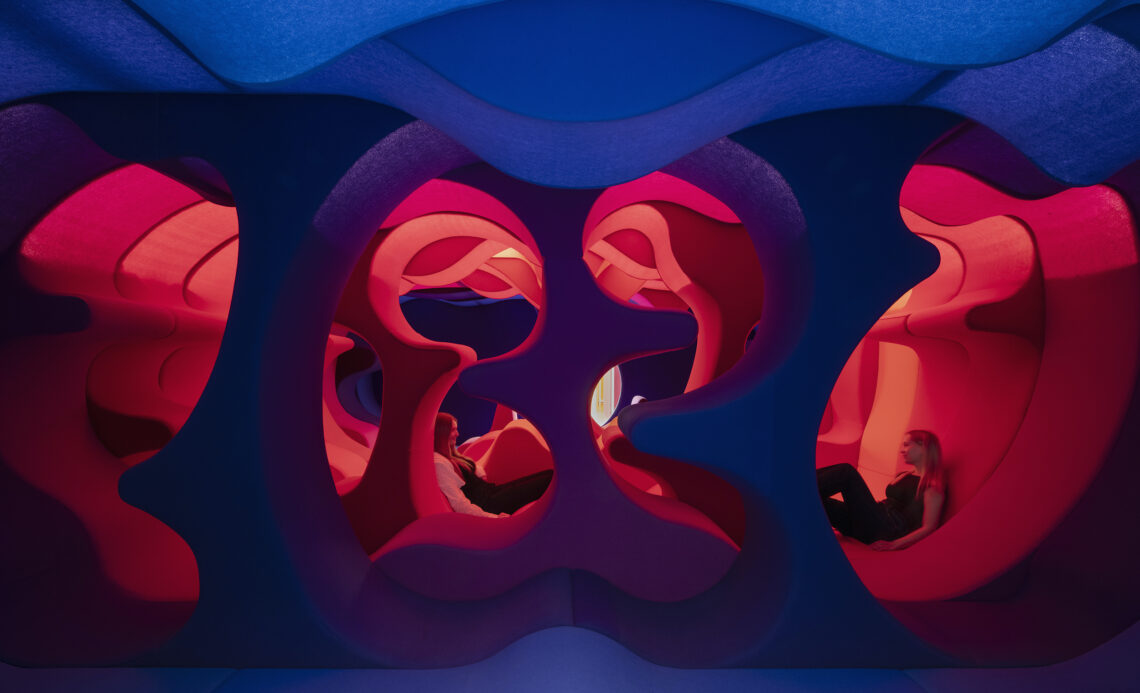 Bild: Installationsansicht  «Verner Panton. Form, Farbe, Raum», Design von Verner Panton  © Verner Panton Design AG  - Foto: Vitra Design Museum / Franz Wamhof, 2026