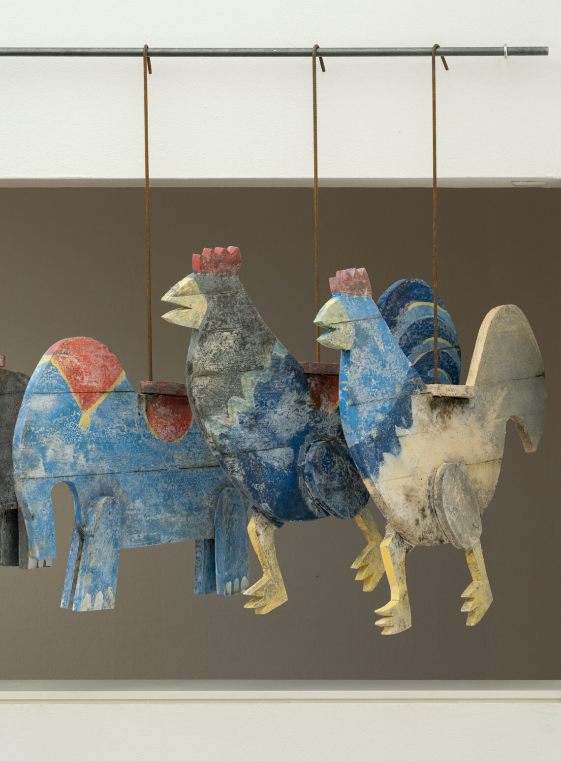 Le Berceau du Chaos, 2025 Holz, Acryl Courtesy of the artist Ausstellungsansicht Bertille Bak. Voci dalla terra, Museo Vincenzo Vela, 2026 - Foto: MVV / Sebastiano Carsana