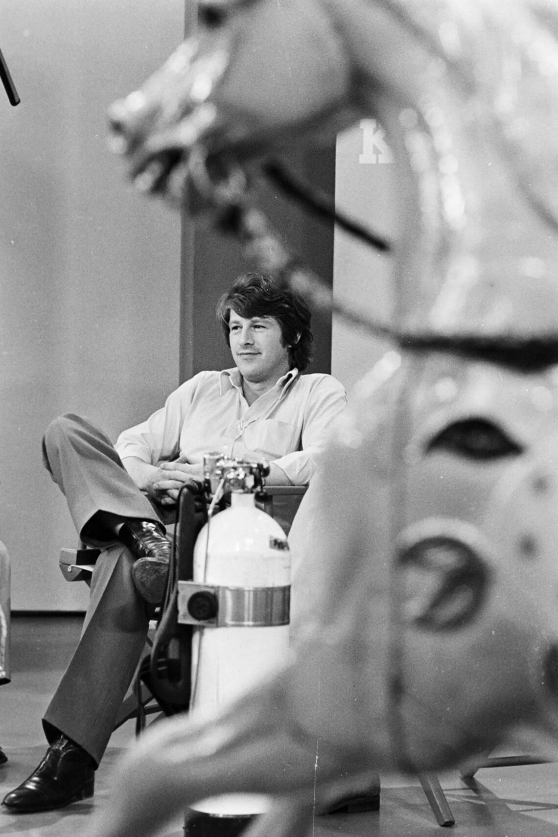 Moderator Urs Emmenegger bei den Proben der Sendung «Karussell» vom 12. Juni 1978 im Fernsehstudio mit dem entsprechenden Dekor Foto: © SRF Bildarchiv, https://www.srf.ch/news/schweiz/vorabendsendung-karussell-ehemaliger-fernsehmoderator-urs-emmenegger-gestorben