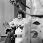 Moderator Urs Emmenegger bei den Proben der Sendung «Karussell» vom 12. Juni 1978 im Fernsehstudio mit dem entsprechenden Dekor Foto: © SRF Bildarchiv, https://www.srf.ch/news/schweiz/vorabendsendung-karussell-ehemaliger-fernsehmoderator-urs-emmenegger-gestorben