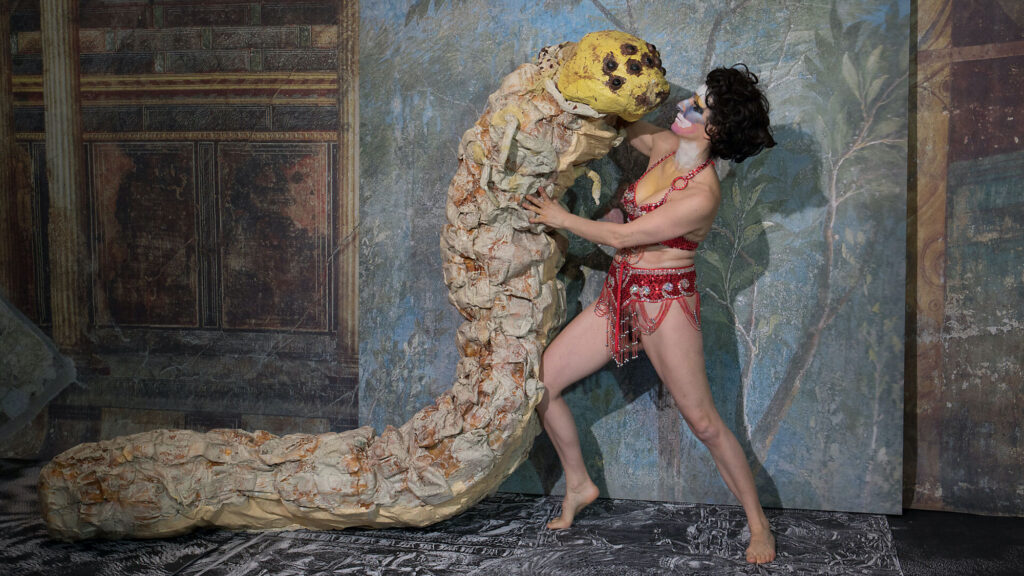 Monster Chetwynd and Esther Teichmann Phantasie Fotostudio II, 2018 © Monster Chetwynd und Esther Teichmann. Mit freundlicher Genehmigung der Künstler und Künstlerin. Foto: Esther Teichmann.