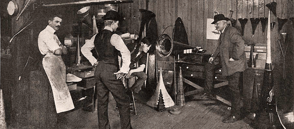 PHONOGRAPH PLAYBACK IN EDISON LABORATORY MUSIC ROOM Aufnahmeteam, rechts Theo Wangemann (1855-1906). QUELLE: NPS EDIS IMAGE 29-430-003-N01 ca. Mai 1905, West Orange, New Jersey