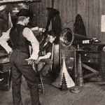 PHONOGRAPH PLAYBACK IN EDISON LABORATORY MUSIC ROOM Aufnahmeteam, rechts Theo Wangemann (1855-1906). QUELLE: NPS EDIS IMAGE 29-430-003-N01 ca. Mai 1905, West Orange, New Jersey