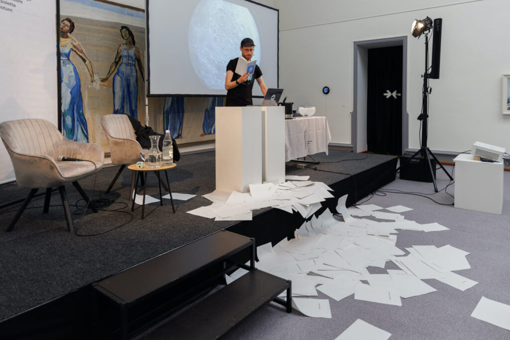 Performance von Thierry Raboud im Kunstmuseum © fotomtina, 2026