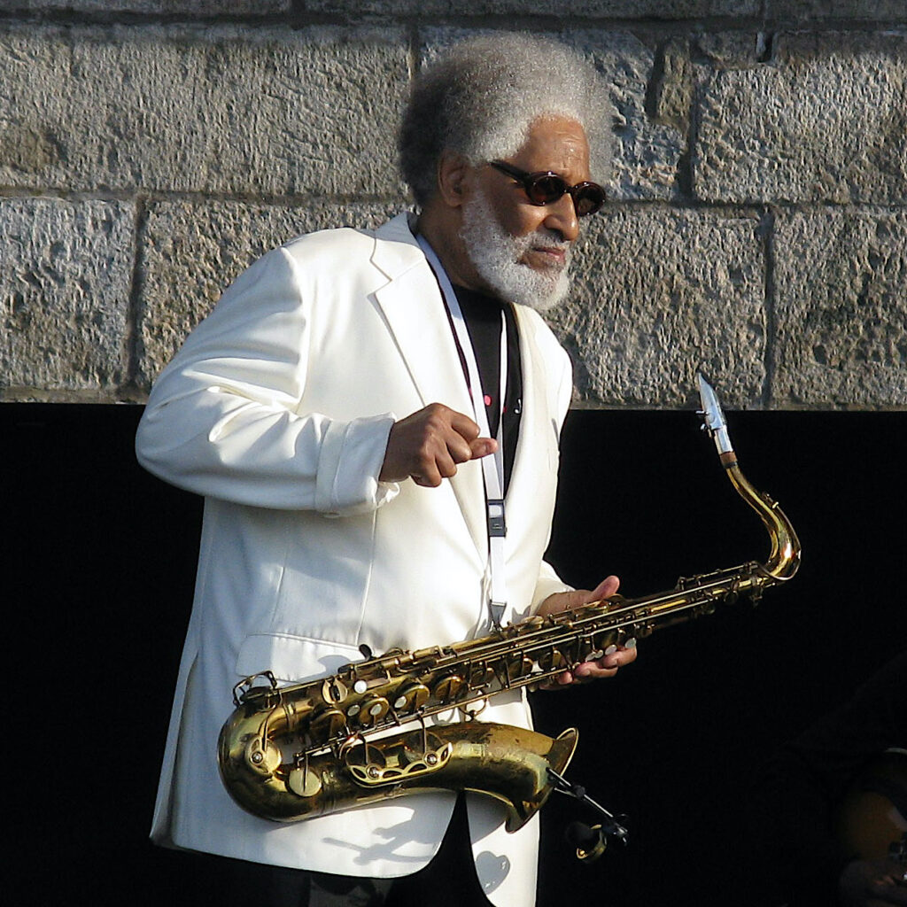 Sonny Rollins, 2008 - Foto: RI-jim, https://commons.wikimedia.org/wiki/User:RI-jim - Lizenz: https://creativecommons.org/licenses/by-sa/3.0/deed.en - Datei: https://commons.wikimedia.org/wiki/File:Sonny_Rollins_at_Newport_2008.jpg