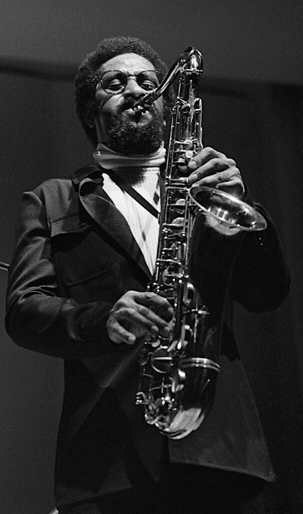 Sonny Rollins, 1972 - Foto: JOKA Journalistinen kuva-arkisto; Hufvudstadsbladet, https://finna.fi/Record/museovirasto.60c2eb5f-7ee7-429e-bda5-00d65a22f66d - Lizenz: https://creativecommons.org/licenses/by/4.0/deed.de - Datei: https://commons.wikimedia.org/wiki/File:Sonny_Rollins_concert_in_Helsinki_1972_(JOKAHBL3F_C32-2).tif?page=1&uselang=de