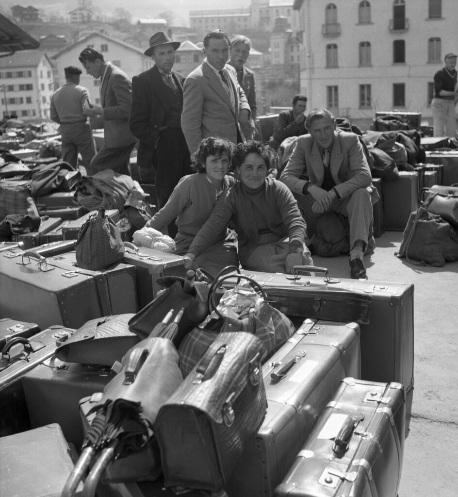 Italienerinnen und Italiener bei der Einreise in Brig 1953. Fotografie: Hermann Freytag © Schweizerisches Sozialarchiv, Zürich
