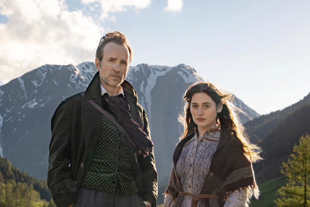 «The Death of Sherlock Holmes» (AT) - Die beiden Hauptdarsteller Rafe Spall und Deleila Piasko - Foto: © SRF / Silver Reel / Sky Schweiz / Fabienne Berchtold, 2026