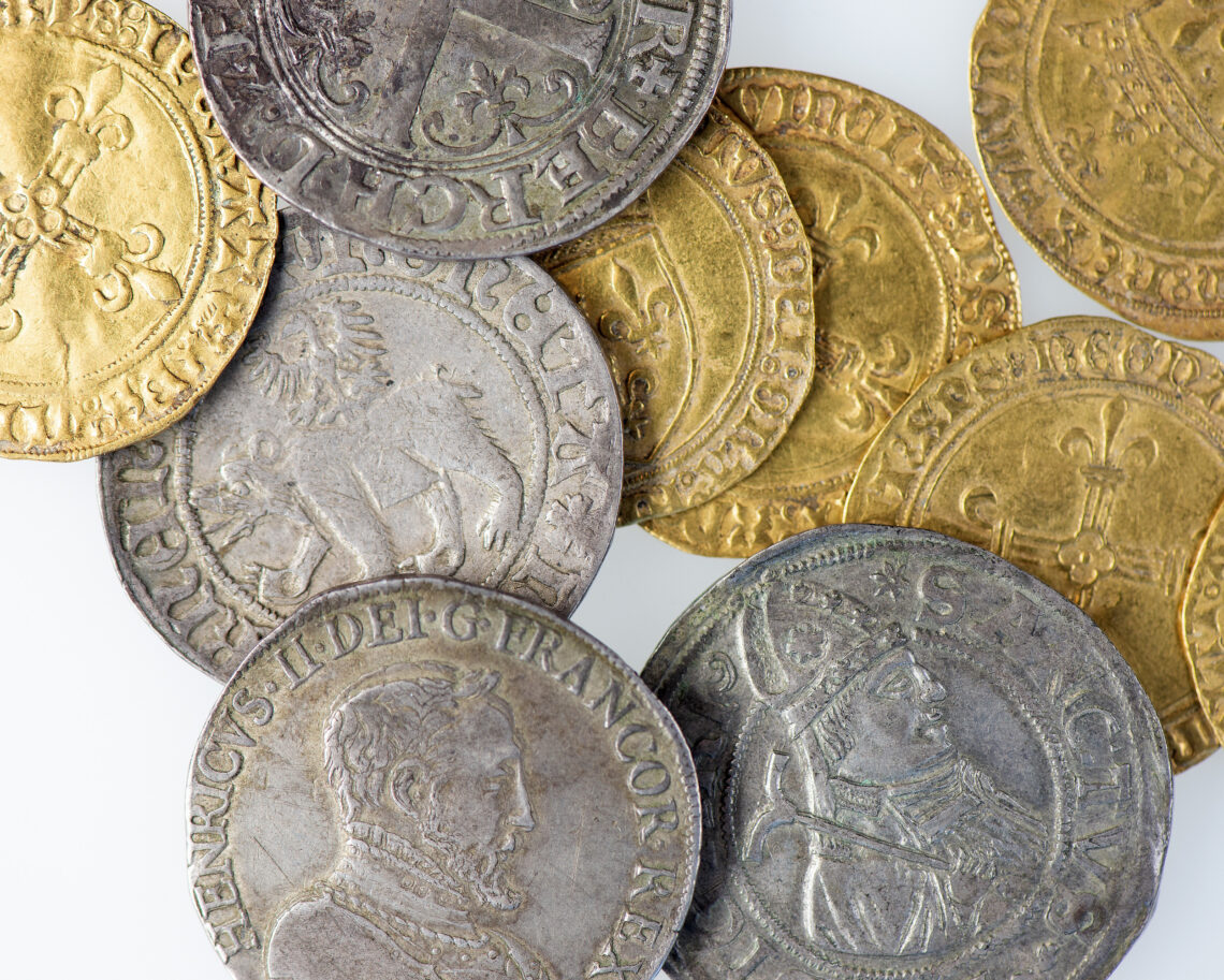 Der Münzschatz von Ueberstorf im Kanton Freiburg besteht aus französischen Goldmünzen und Schweizer Silbermünzen. Münzhort von Ueberstorf FR (Auswahl), nach 1555, Gold und Silber © Schweizerisches Nationalmuseum