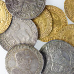 Der Münzschatz von Ueberstorf im Kanton Freiburg besteht aus französischen Goldmünzen und Schweizer Silbermünzen. Münzhort von Ueberstorf FR (Auswahl), nach 1555, Gold und Silber © Schweizerisches Nationalmuseum