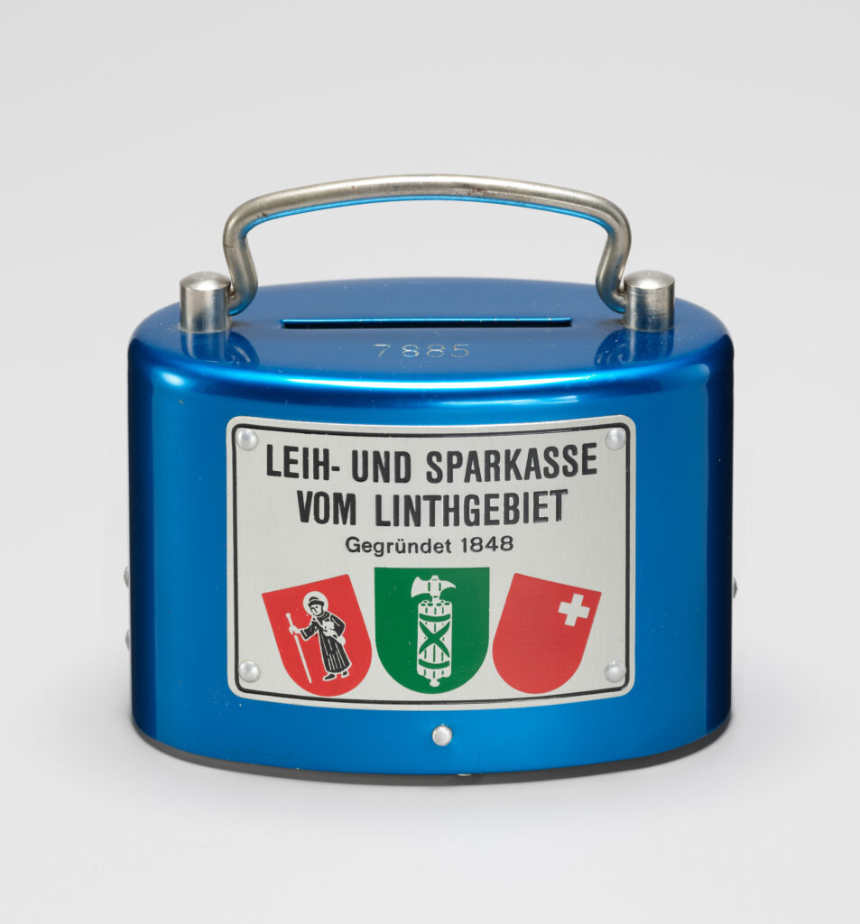 Leih- und Sparkasse vom Linthgebiet Die heute unter dem Namen «LLB Schweiz» bekannte Leih- und Sparkasse vom Linthgebiet wird 1848 in Uznach im Kanton St. Gallen als «Leih- & Spar-Kassa des See-Bezirks» gegründet. Sparbüchse der Leih- und Sparkasse vom Linthgebiet, 1967-1970, Aluminium/Eisen © Schweizerisches Nationalmuseum