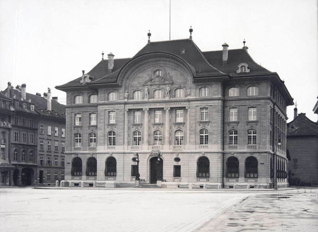 Das Nationalbank-Gebäude des Architekten Eduard Joos (1869-1917) wurde in Bern von 1907 bis 1912 geplant und gebaut. Nationalbank in Bern, Photo-House Rüedi S.A., Lugano, 1956. Schweizerisches Nationalmuseum