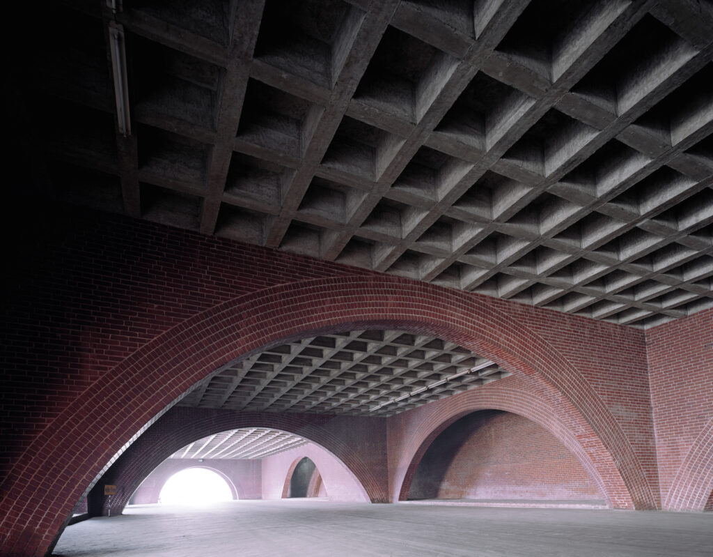Louis I. Kahn , Haus des Nationalparlaments Dhaka, Bangladesch, 1963 - 1974 Foto: Raymond Meier, 2002 «What do you want, brick?» In einem seiner letzten grossen Werke, den Gebäuden des Nationalparlaments von Bangladesch, verbindet der amerikanische Architekt Louis I. Kahn moderne Architektur und lokale Bauweise mit Backsteinen.