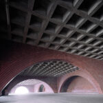 Louis I. Kahn , Haus des Nationalparlaments Dhaka, Bangladesch, 1963 - 1974 Foto: Raymond Meier, 2002 «What do you want, brick?» In einem seiner letzten grossen Werke, den Gebäuden des Nationalparlaments von Bangladesch, verbindet der amerikanische Architekt Louis I. Kahn moderne Architektur und lokale Bauweise mit Backsteinen.