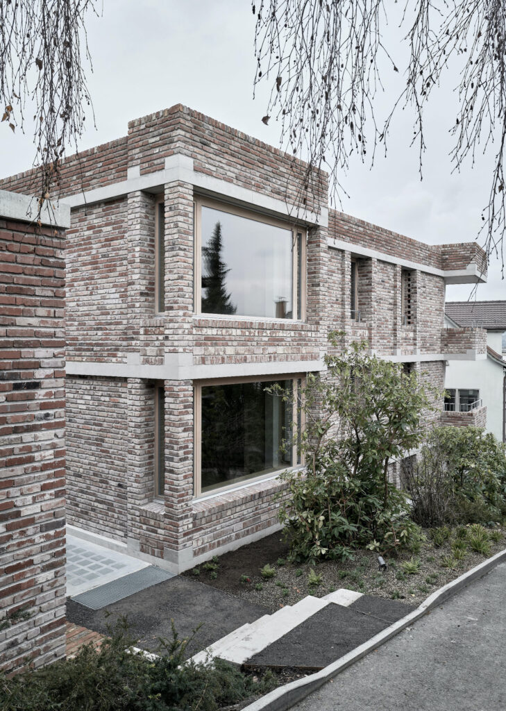 Boltshauser Architekten AG Mehrfamilienhaus Kilchberg, 2019–2022 Foto: Kuster Frey Für das Mehrfamilienhaus in Kilchberg wurde ein neu entwickeltes Zweischalenmauerwerk gebaut. Die Fassade besteht aus wiederverwendeten Vollback- steinen eines Abbruchobjekts (Re-use-Steine), während die Innenwände aus ungebrannten Lehm- steinen konstruiert sind. 