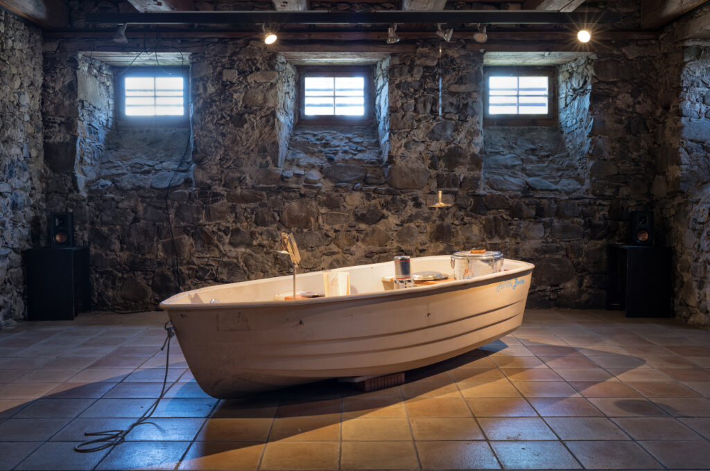 Jul Dillier, Arthur Fussy, «Leak». 2025. Boot, Wasserschlauch, mixed media. (Foto: Christian Hartmann) 