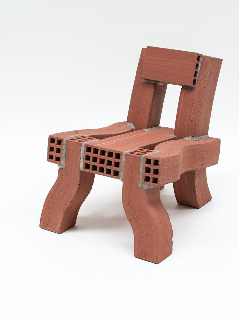 Studio Floris Wubben Brick Chair, 2024 ©Floris Wubben Der Designer verarbeitet extrudierte und ungeschnittene Backsteinstränge zuungewohntenFormenundNutzun-gen. Damit hinterfragt er die Beziehung zwischen Mensch und Maschine sowie handwerklicher und industrieller Produktion.