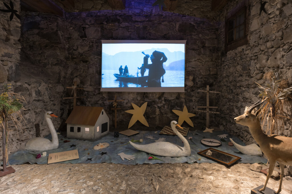 Barbara Gut, «Im Spiegel der Nacht». 2015/2026. Video, Papier und diverse Materialien. (Foto: Christian Hartmann)